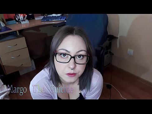 ❤️ 戴眼鏡的性感女孩在鏡頭前深吸假陽具 ☑ 色情視頻 在我們 ❌️